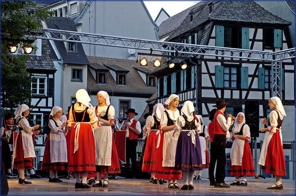 Folklore festivals in Paris